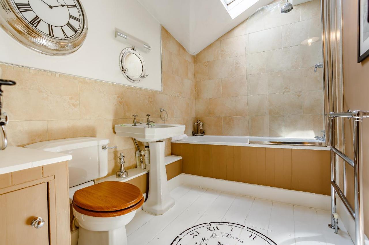 Broadrock Accommodation - Clock Cottage Chepstow Exterior foto